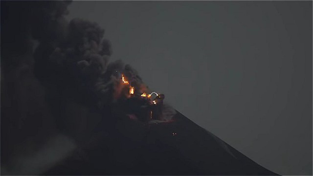 Вулкан Кракатау снова проснулся и стреляет молниями