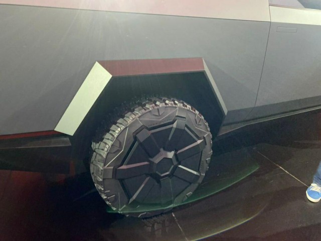 Илон Маск представил миру электропикап Tesla Cybertruck