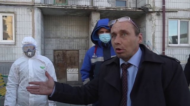 Мэр Новокузнецка лично гоняет уличных торговцев, не боясь ни коронавируса, ни ответственности за свои действия.