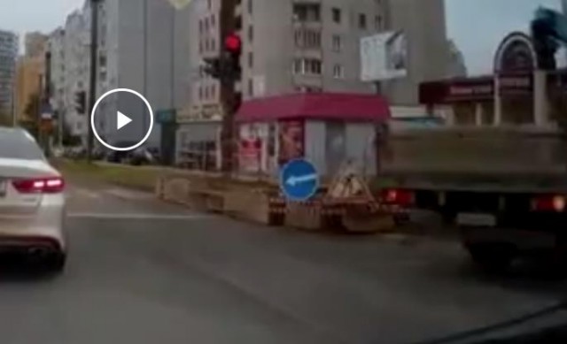 Небольшой боевик из Кирова: там на дороге мужчина схлестнулся с дедом из-за того, что тот его подрезал