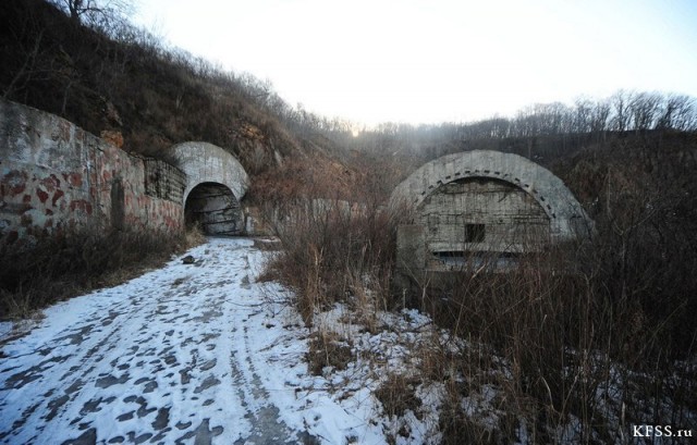 Заброшенная база подлодок на берегу бухты Павловского