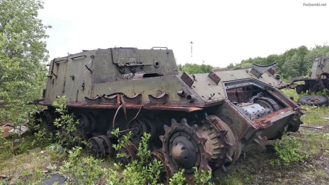 Заброшенные танки ИС-2М с башнями КВ и самоходки ИСУ-152