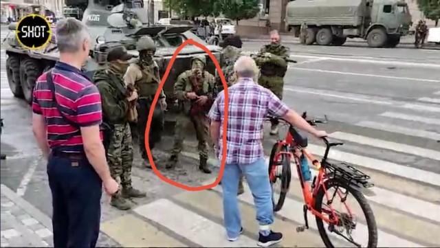 Житель Ростова-на-Дону отчитывает людей в форме за перекрытие улиц города