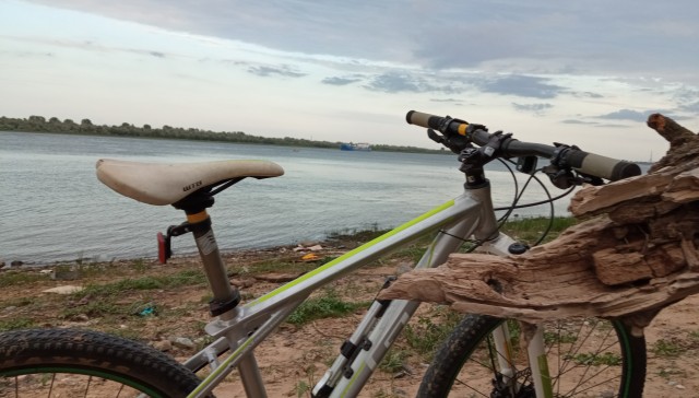 На пляжах Анапы закончились не только лежачие, но и сидячие места. Загорать там можно только стоя