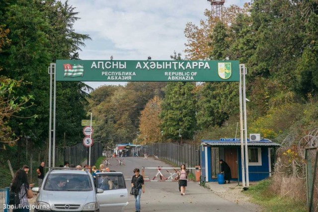 Момент падения туристки из Сочи с высоты 50 метров в Абхазии