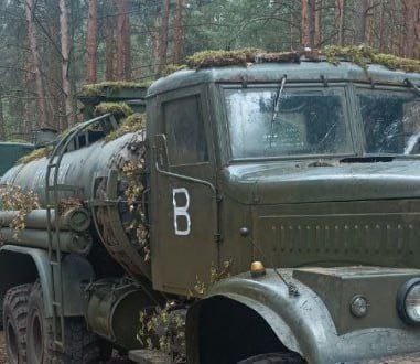 Белорусская армия стягивает к границе с Украиной военную технику с тактическим знаком «В»