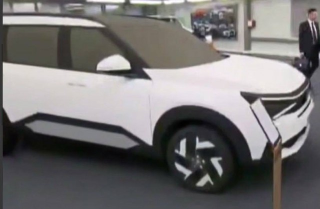 АвтоВАЗ показал сразу две новинки — кроссоверы Lada B+ Cross и Lada T-134