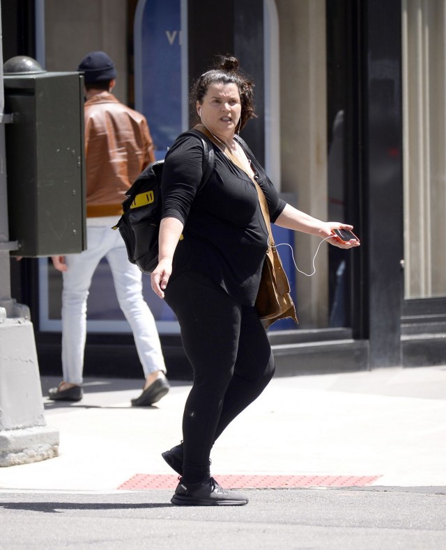 Отгадайте, кто эта женщина?