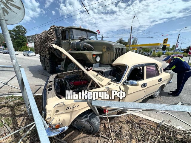 В Керчи военный грузовик наехал на легковушку — есть пострадавший.