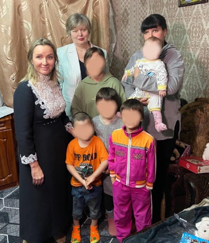 Суд в Дебальцево боится выдавать явно несправделивое решения об отобрании детей у многодетной вдовы бойца СВО