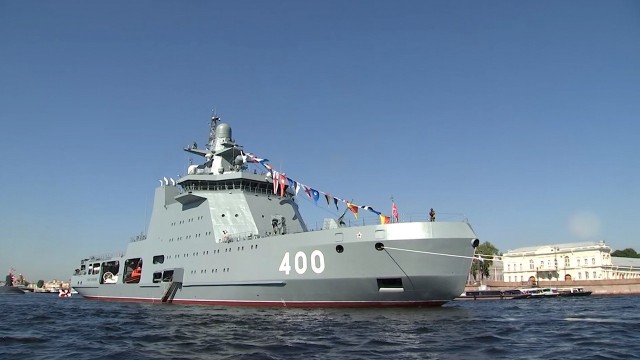 Боевой ледокол "Иван Папанин" вышел в Баренцево море для отработки учебных задач