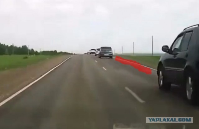 Один спереди ползёт
