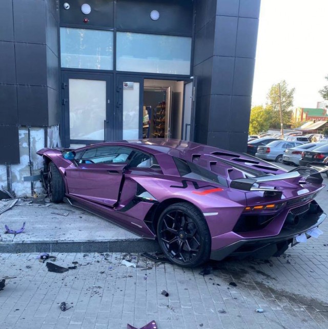 Спорткар Lamborghini вдребезги разбился, влетев в дом в Екатеринбурге.