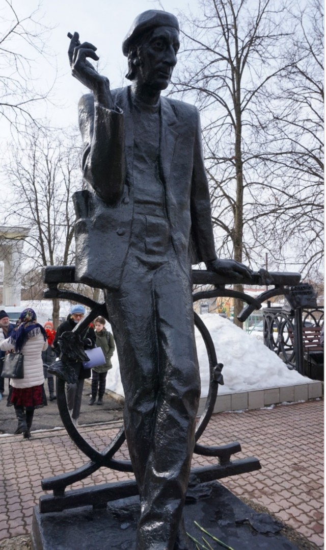 Единственный курящий сигару памятник в Москве.