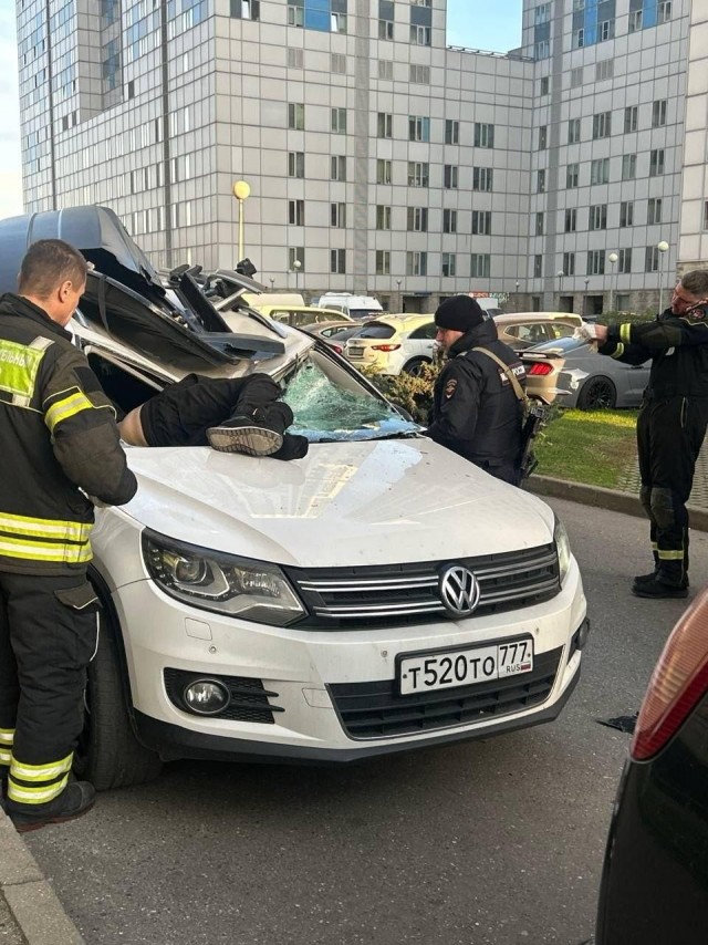 Мужчина выжил после падения с 14-го этажа в Москве