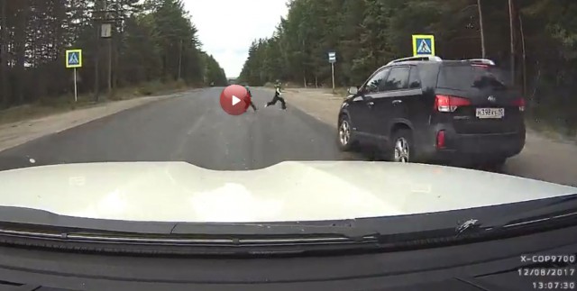 Обочечник едва не сбил детей