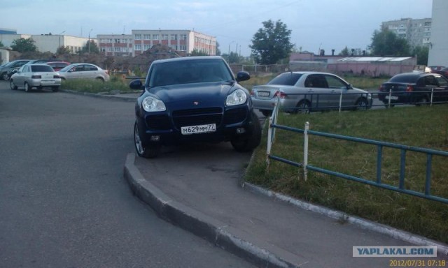 ЖКХ спасли газон от парковщиков