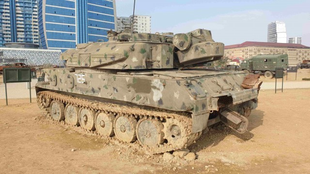 Выставка трофейной военной техники в Баку