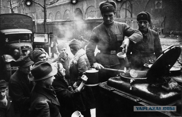 Раздают гуманитарку. Мелитополь