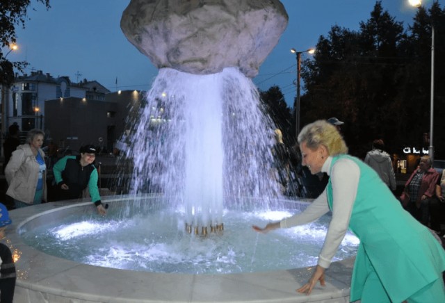 Кирове стоит фонтан «Парящий камень». Это просто магия какая-то!