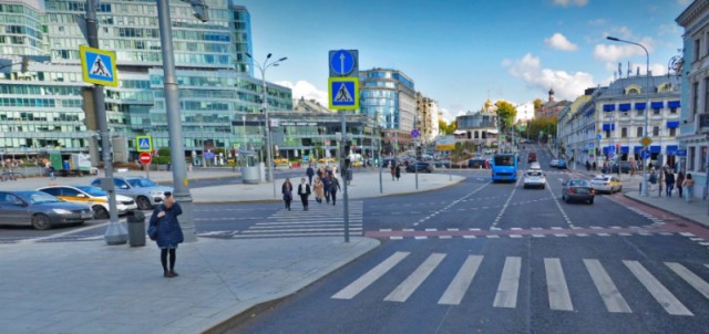 На Трубной площади в Москве мотоциклист на большой скорости влетел в BMW, после чего его отбросило в пешехода