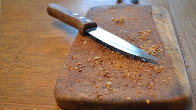 В Подмосковье 11-летняя девочка метнула нож в своего брата, потому что тот разлил суп