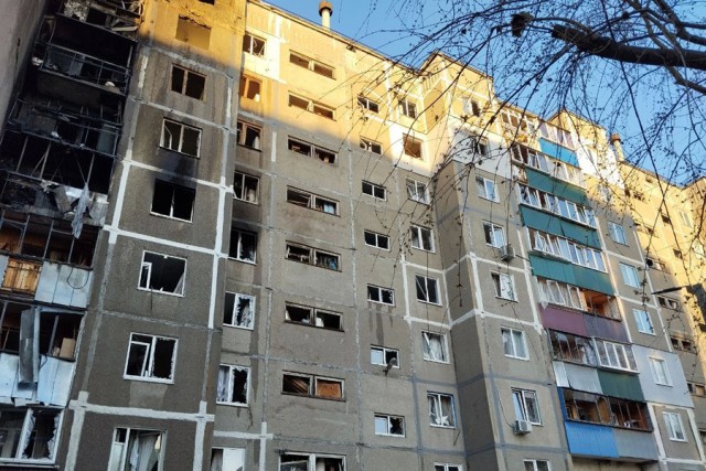 Кадры с попавшими под массированный удар дронов домами в Курске