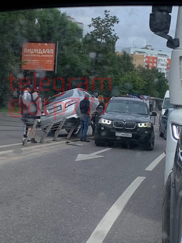 Да на дорогу смотри балбес!