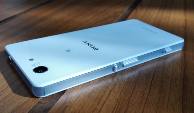 Красивый тонкий iPhone и толстый уродский Android