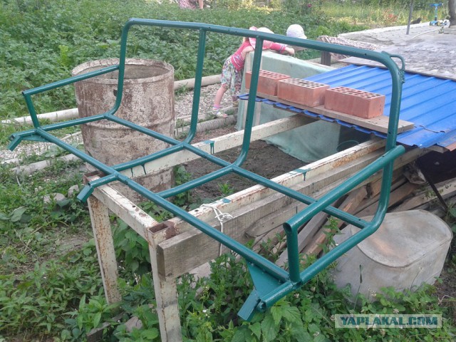 Качели из хлама