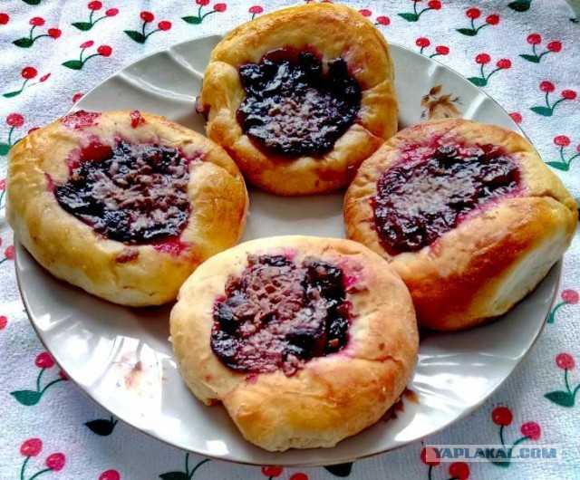 Ватрушки со смородиной и шоколадом