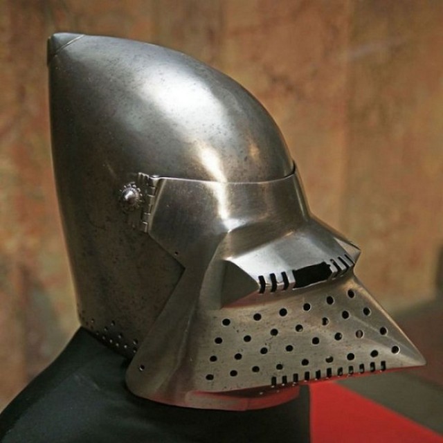 Модные шлемы средневековых рыцарей