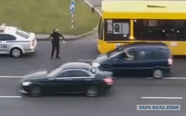 ОMOН впятером скрутили дедушку и увезли