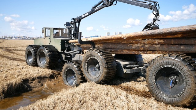 Лиам Нисон испытывает новейший автомобиль ЗиЛ 132-Р. 1974 год