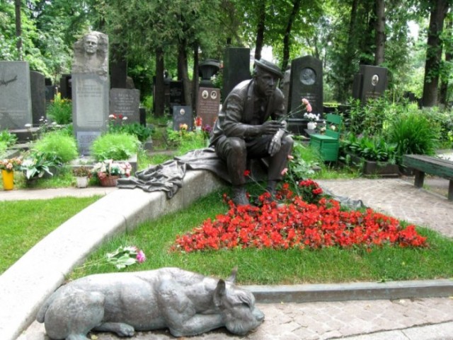 Скромный памятник на кладбище в месте захоронения любимого актера Евгения Леонова