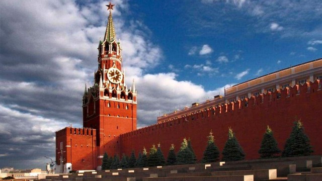 Был ли Кремль белым и, как он стал красным и стоит ли его снова красить в белый
