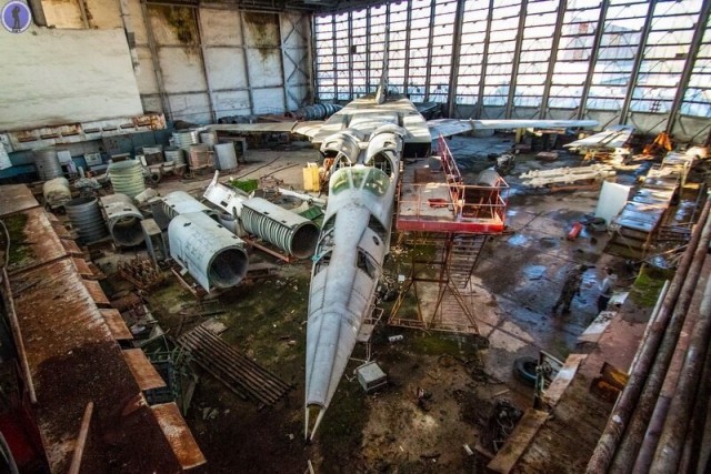 Заброшенный дальний ракетоносец Ту-22М3, забытый в бывшем ремонтном цехе