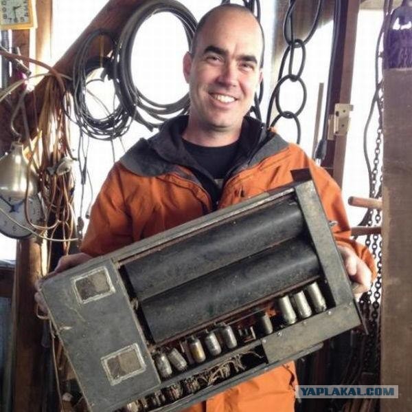 Что мужик держит в руках?