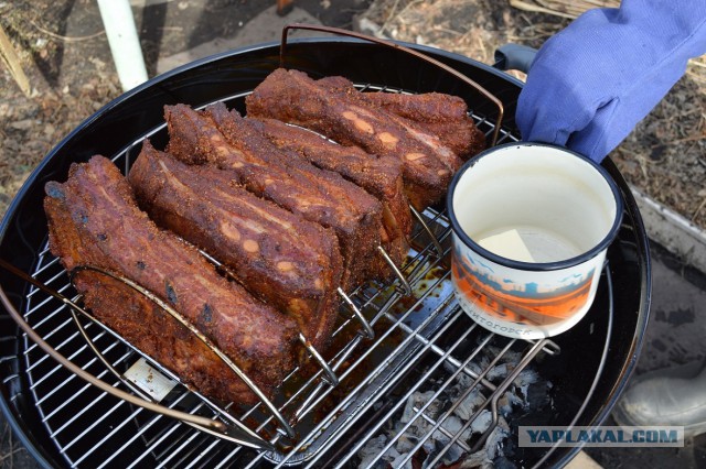 Копченые свиные ребрышки барбекю.