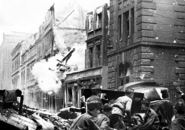 Исторические моменты Победы. Апрель-май 1945г