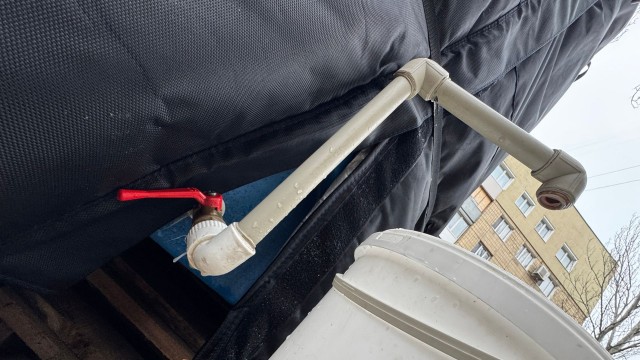 «Грядёт праздник: ни постирать, ни помыться, ни приготовить». В ДНР замёрзли бочки с водой