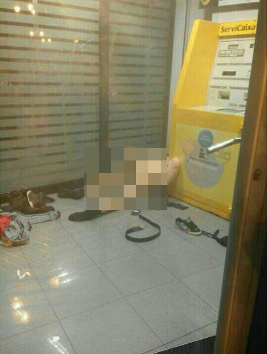 В банке: Деньги не взяли, но сексом потрахались