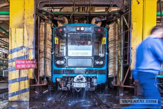 Как моют вагоны метро