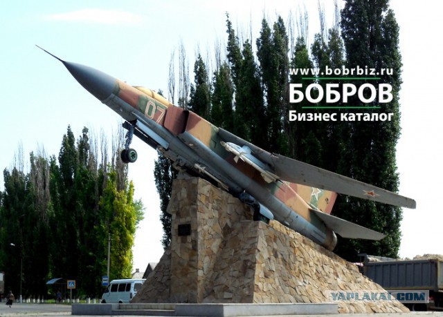 Самолет во дворе