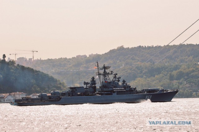 Большой десантный корабль ВМС США идет в Черное море