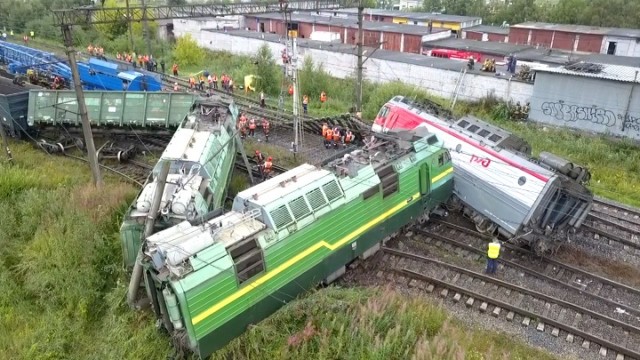 Вид из кабины электровоза в метель
