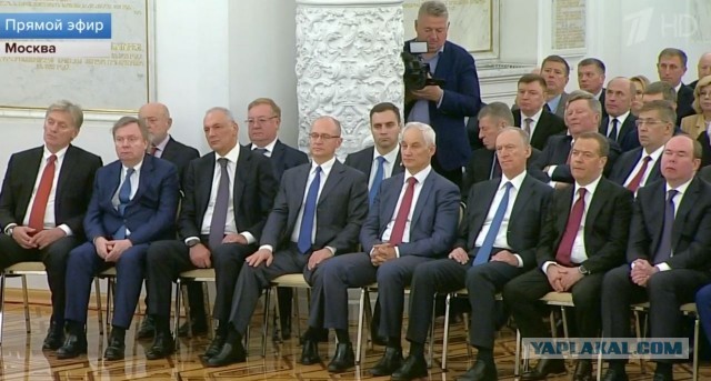Медведев притащил на выступление Путина помощника, который будет спать вместо него.