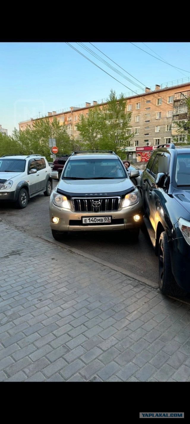 В Бурятии наглая жительница подперла чужую машину и устроила скандал из-за замечания