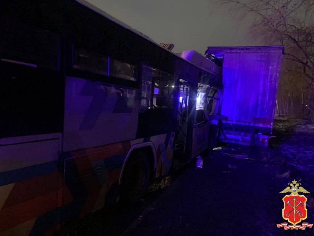 В Ленобласти пассажирский автобус на полном ходу врезался в припаркованный грузовик