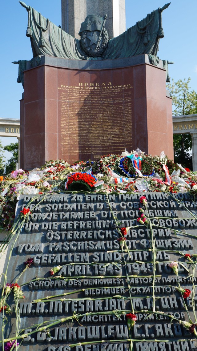 Тем временем в центре Вены